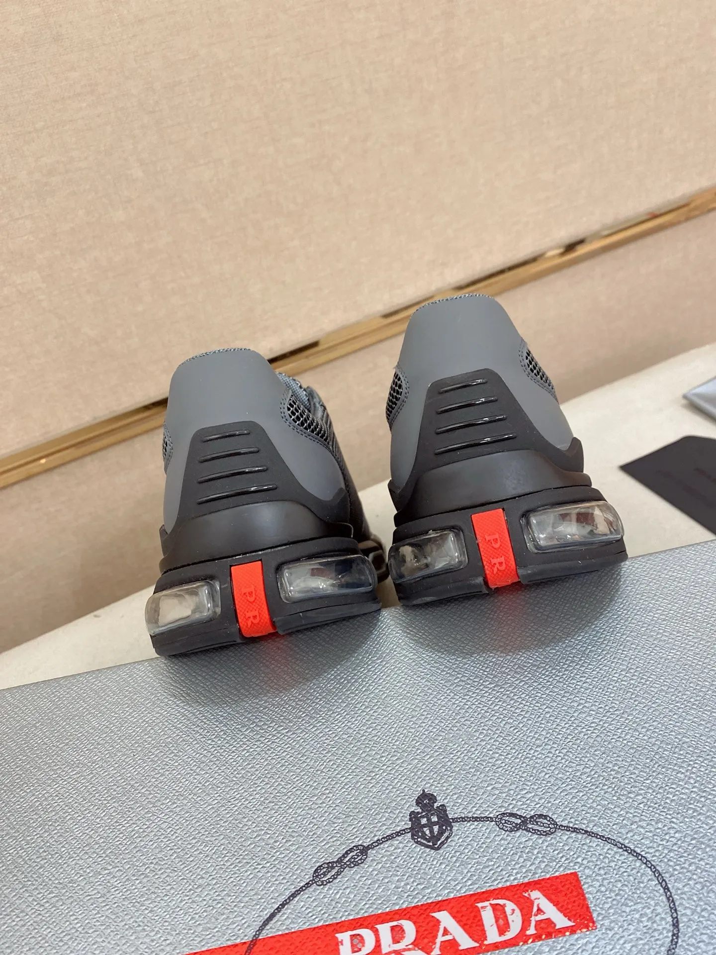 Factory price 660💰 ✔️✔️✔️High version High-quality new PRADA (Prada) counters are on the market at the same time, new men's shoes, 😘fabrics imported first-layer cowhide and mesh fabrics, purely handmade. Lining: Full cowhide lining. 👍🏿 High-end ☄️ air-cushion molded anti-slip rubber outsole, exquisite lines, simple and elegant, comfortable and high-end for leisure travel. Code number: 38 to 45